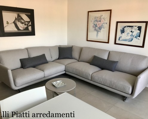 Composizione Mobile T030 / Selecta in laccato opaco bianco / pomice, divano SLIM, tavolo e sedie KRISTALIA – Lurate Caccivio