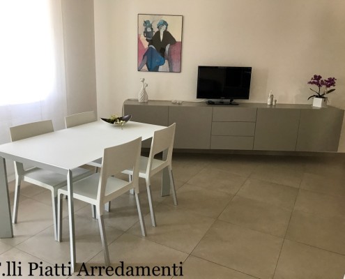 Composizione Mobile T030 / Selecta in laccato opaco bianco / pomice, divano SLIM, tavolo e sedie KRISTALIA – Lurate Caccivio