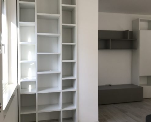 Composizione Mobili T030 / Selecta in laccato opaco bianco / pomice, tavolo e sedie KRISTALIA, divano VELIERO – Oltrona S. Mamete