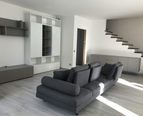 Composizione Mobili T030 / Selecta in laccato opaco bianco / pomice, tavolo e sedie KRISTALIA, divano VELIERO – Oltrona S. Mamete